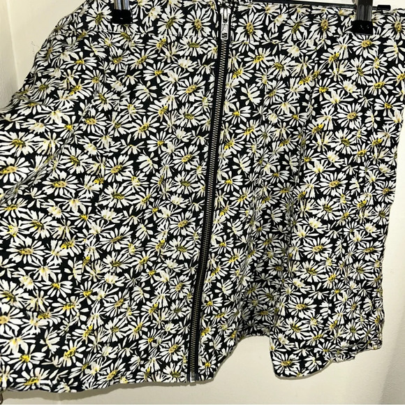 Daisy print skater skirt size L - Picture 2 of 5